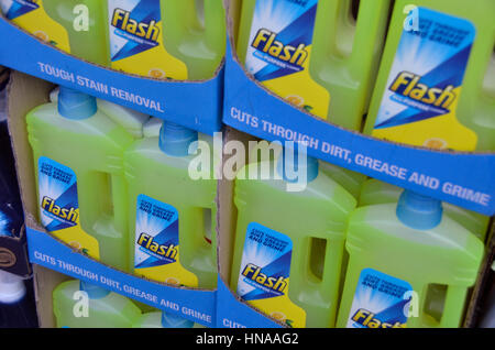Flash detergente liquido bottiglie in esposizione in vetrina di un negozio. Foto Stock