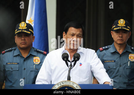 Il presidente filippino Rodrigo Duterte si rivolge a un gruppo di funzionari di polizia accusati di corruzione per essere rassegnato a Isola di Basilan per due anni presso il palazzo di Malacanang Febbraio 7, 2017 a Manila nelle Filippine. Il Presidente ha dato l'errante poliziotti di quindici giorni per decidere se dimettersi o accettare i loro ri-assegnazione. Foto Stock