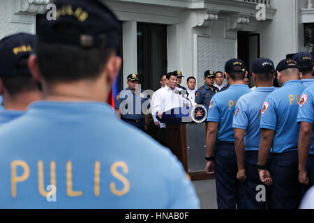 Il presidente filippino Rodrigo Duterte si rivolge a un gruppo di funzionari di polizia accusati di corruzione per essere rassegnato a Isola di Basilan per due anni presso il palazzo di Malacanang Febbraio 7, 2017 a Manila nelle Filippine. Il Presidente ha dato l'errante poliziotti di quindici giorni per decidere se dimettersi o accettare i loro ri-assegnazione. Foto Stock