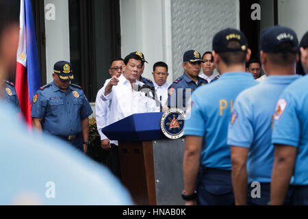 Il presidente filippino Rodrigo Duterte si rivolge a un gruppo di funzionari di polizia accusati di corruzione per essere rassegnato a Isola di Basilan per due anni presso il palazzo di Malacanang Febbraio 7, 2017 a Manila nelle Filippine. Il Presidente ha dato l'errante poliziotti di quindici giorni per decidere se dimettersi o accettare i loro ri-assegnazione. Foto Stock