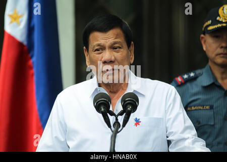 Il presidente filippino Rodrigo Duterte si rivolge a un gruppo di funzionari di polizia accusati di corruzione per essere rassegnato a Isola di Basilan per due anni presso il palazzo di Malacanang Febbraio 7, 2017 a Manila nelle Filippine. Il Presidente ha dato l'errante poliziotti di quindici giorni per decidere se dimettersi o accettare i loro ri-assegnazione. Foto Stock