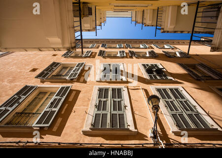 Case con grandi finestre in Bastia Corsica Foto Stock