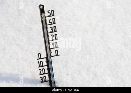 Termometro sulla neve mostra basse temperature sotto zero in gradi Celsius Foto Stock