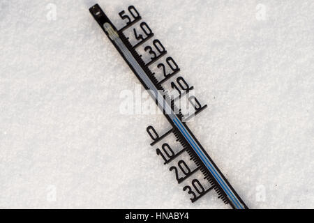 Termometro sulla neve mostra basse temperature in gradi Celsius Foto Stock