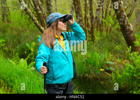 Birdwatching lungo lago Cullaby Zone Umide dichiarazioni interpretative Trail, Cullaby Lake County Park, Contea di Clatsop, Oregon Foto Stock