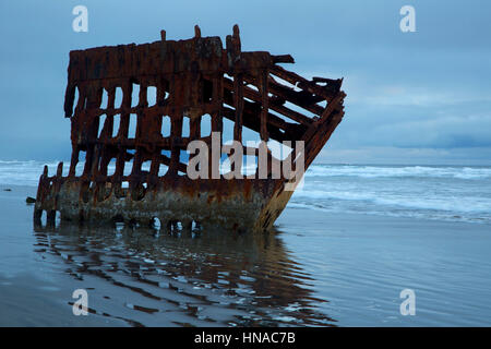 Peter Iredale naufragio, Fort Stevens Post cimitero, Fort Stevens del Parco Statale di Lewis e Clark National Historical Park, Oregon Foto Stock