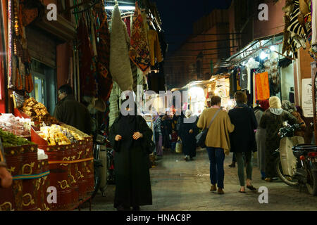 Negozi nel Souk El Kessabine, Medina Marrakech, Marocco Foto Stock