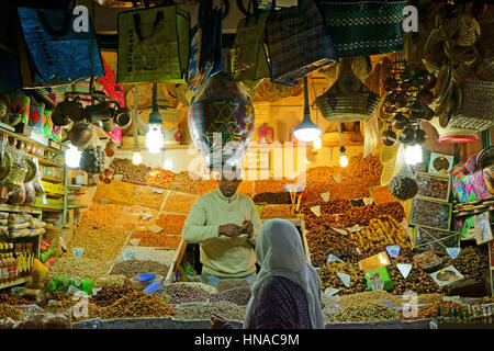 Conservare i dadi e frutti nel Souk El Kessabine, Medina Marrakech, Marocco Foto Stock