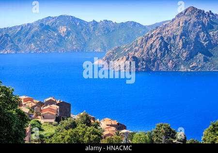 Il villaggio di Piana con il golfo di Porto guardando verso Scandola , Corsica, Francia Foto Stock