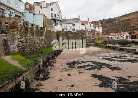 Una vista panoramica del pittoresco villaggio di pescatori di Staithes nel North Yorkshire, Inghilterra, Regno Unito Foto Stock