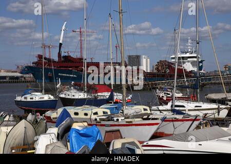 Greenwich yacht club e dintorni, tra cui il fiume Tamigi industria. Foto Stock