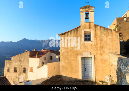 Il villaggio sulla collina di Sant'Antonino e chiesa, la Balagne, Corsica, Francia Foto Stock