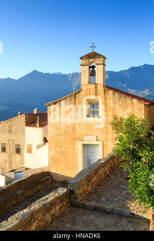 Il villaggio sulla collina di Sant'Antonino e chiesa, la Balagne, Corsica, Francia Foto Stock