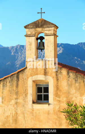 Il villaggio sulla collina di Sant'Antonino e chiesa, la Balagne, Corsica, Francia Foto Stock