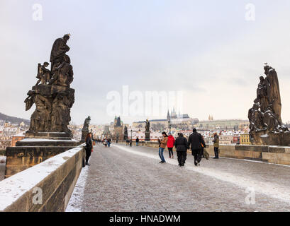 Praga, Repubblica Ceca - 16 gennaio: uomo prendendo foto della donna sul Ponte Carlo a Praga. a praga repubblica ceca. Il 16 gennaio 2017. Foto Stock