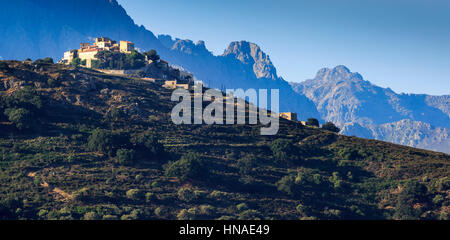 Il villaggio di montagna di Sant'Antonino, la Balagne, Corsica, Francia Foto Stock