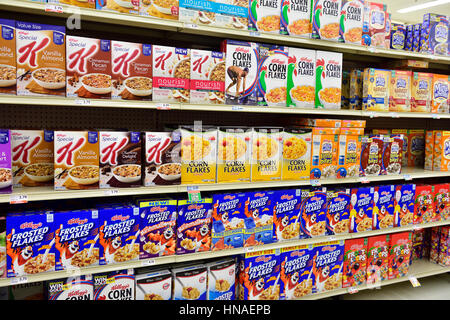 Scatole di Cereali sugli scaffali del supermercato Foto Stock