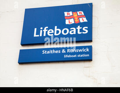 Le imbarcazioni di salvataggio RNLI Station segno sulla parete a Staithes,North Yorkshire Foto Stock