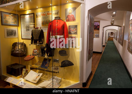 Visualizza dei militari britannici artefatti e paraphernalia coloniale risalente al XIX sul display al Victorian Forte Rinella a Malta. Foto Stock