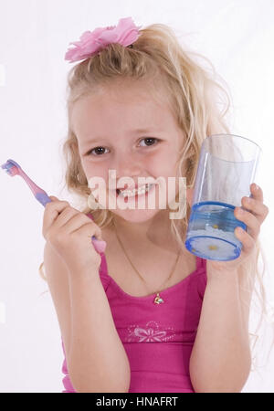 Bionde Maedchen, 6 Jahre, mit Zahnputzzeug - girl, 6 anni, con dentifricio Foto Stock