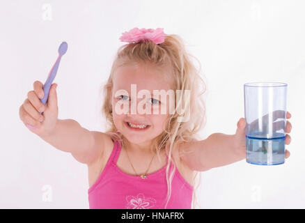 Bionde Maedchen, 6 Jahre, mit Zahnputzzeug - girl, 6 anni, con dentifricio Foto Stock