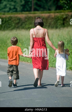 Junge Mutter mit zwei Kinder - madre con due figli Foto Stock