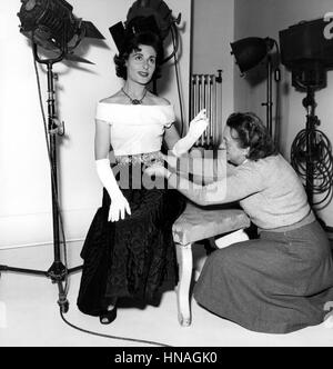 YVONNE MITCHELL SU SET ATTRICE; il cuore diviso (1954) Foto Stock