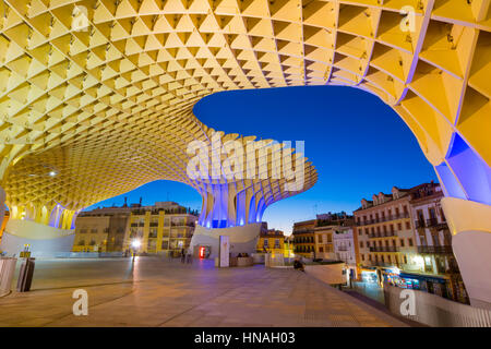 Siviglia, Spagna - 2 November 2016: Metropol Parasol nella Plaza de la Encarnación. J. Mayer H. architetti, è costituito da legno incollato con un polyuretha Foto Stock