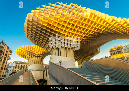 Siviglia, Spagna - 2 November 2016: Metropol Parasol nella Plaza de la Encarnación. J. Mayer H. architetti, è costituito da legno incollato con un polyuretha Foto Stock