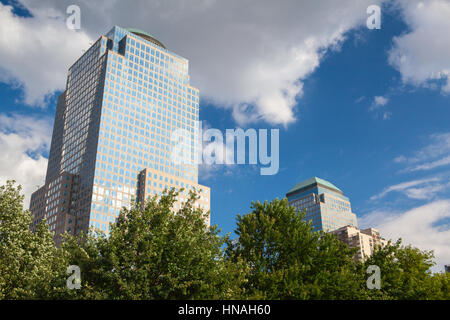 New York, Stati Uniti d'America - 30 Luglio 2013: Battery Park è un 25 acri di parco pubblico situato in corrispondenza della batteria, alla punta meridionale dell'isola di Manhattan a New York City Foto Stock