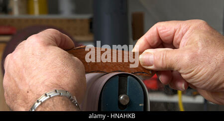 Carpenter lavora con levigatrice elettrica Foto stock - Alamy