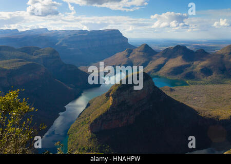 Lago vicino tre Rondavels, dal Fiume Blyde Canyon, Sud Africa. Famoso punto di riferimento. Panorama africano Foto Stock