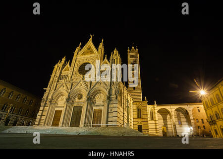 Vista notturna del Duomo di Siena di Santa Maria Assunta (Duomo di Siena) a Siena, Toscana, Italia. Punto di riferimento italiano Foto Stock