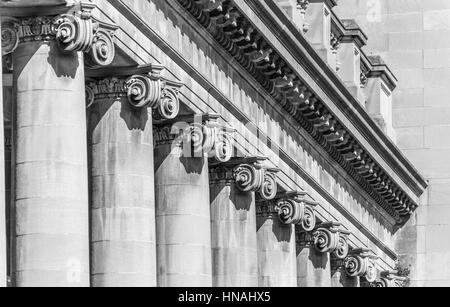 Una foto in bianco e nero di una fila di colonne ioniche su Toronto di generazione di potenza dalla stazione di Niagara Falls Canada. Foto Stock