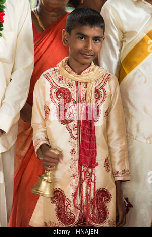 Ragazzo in un matrimonio induista, Deniyaya, Sri Lanka Foto Stock