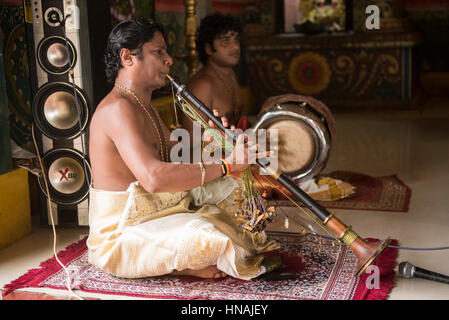 Musicista a un matrimonio induista, Deniyaya, Sri Lanka Foto Stock