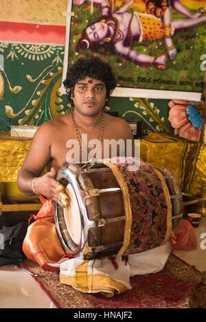 Musicista a un matrimonio induista, Deniyaya, Sri Lanka Foto Stock