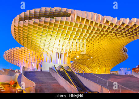 Siviglia, Spagna - 2 November 2016: Metropol Parasol nella Plaza de la Encarnación. J. Mayer H. architetti, è costituito da legno incollato con un polyuretha Foto Stock