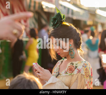 Siviglia, Spagna - Apr, 25: donna in costume tradizionale di Siviglia la fiera di aprile in aprile, 25, 2014 a Siviglia, Spagna Foto Stock