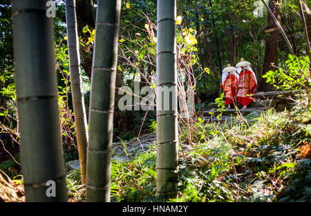 Pellegrini nel periodo Heian costumi, in Daimon-zaka Slope, accesso a Kumano Nachi Taisha Grand Shire, Kumano Kodo,Nakahechi percorso, Wakayama, Kinki, Japa Foto Stock