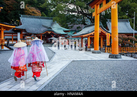 Pellegrini in Kumano Nachi Taisha Grand Shire, Kumano Kodo, Nakahechi percorso, Wakayama, Kinki, Giappone. Foto Stock