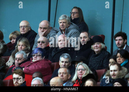 Arsenal manager Arsene Wenger orologi da stand durante il match di Premier League a Emirates Stadium di Londra. Foto Stock