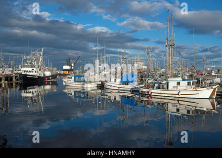 La occupato metà-isola il porto di pesca di Francese Creek sull'Isola di Vancouver, BC Canada. Foto Stock