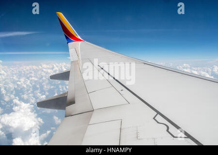 Vista di ala da a bordo di un aereo Foto Stock
