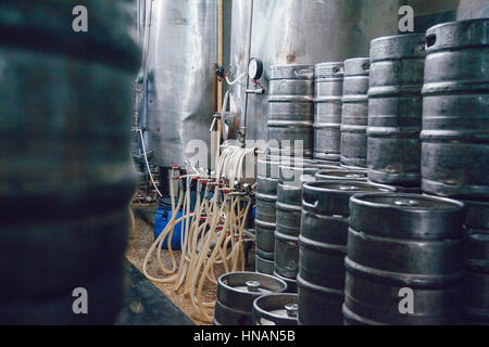 Di birra in barilotti di metallo stand in pianta di birra. Birreria. Foto Stock