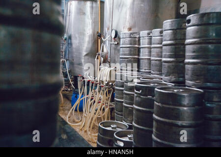 Di birra in barilotti di metallo stand in pianta di birra. Birreria. Foto Stock