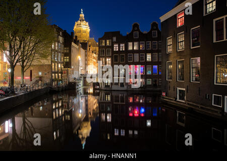 Lo skyline di Amsterdam in una zona storica di notte, Amsterdam, Paesi Bassi. Foto Stock