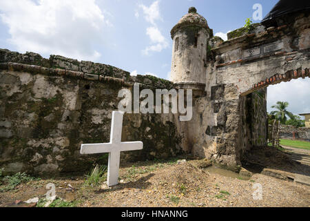 La cappella e l'edificio amministrativo del Fort Jeronimo Portobelo Panama Foto Stock