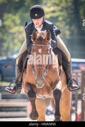 Timonium, Maryland - Giovane ragazza in sella il suo cavallo in concorso al 2016 Maryland State Fair. Foto Stock