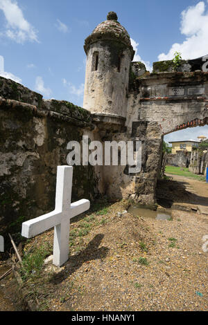 La cappella e l'edificio amministrativo del Fort Jeronimo Portobelo Panama Foto Stock